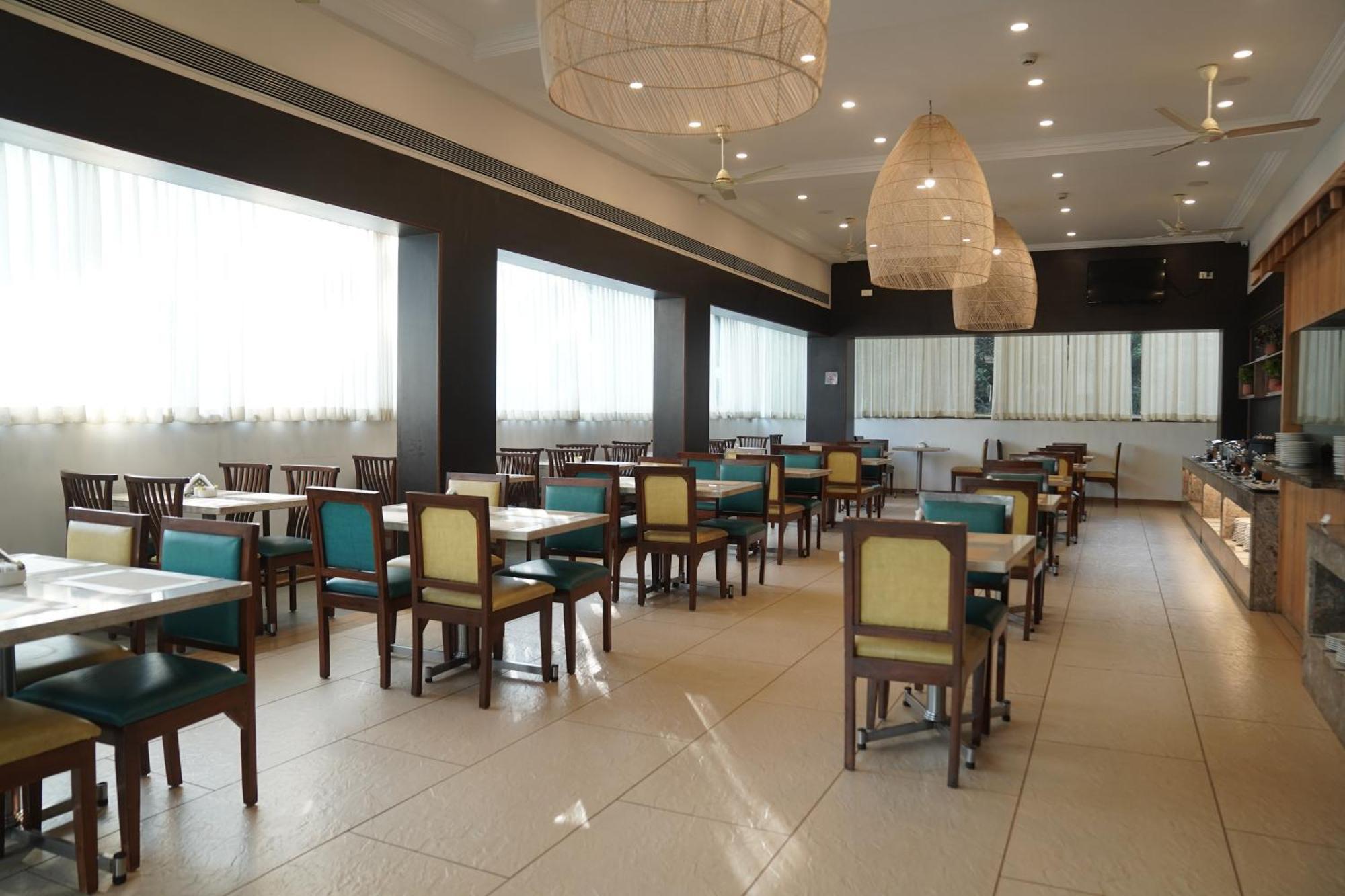 Clarion Hotel Ocean Palms Goa Calangute Exterior photo