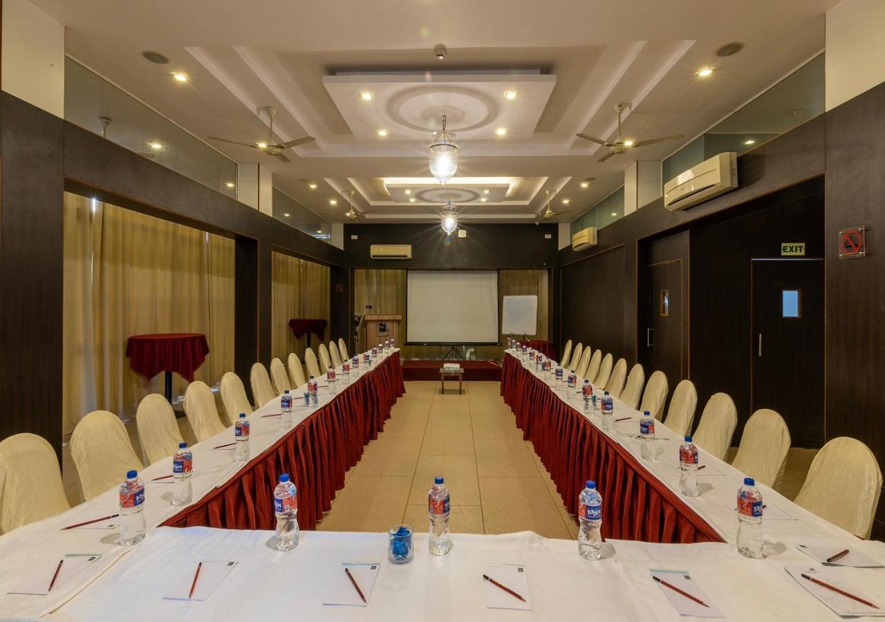 Clarion Hotel Ocean Palms Goa Calangute Exterior photo